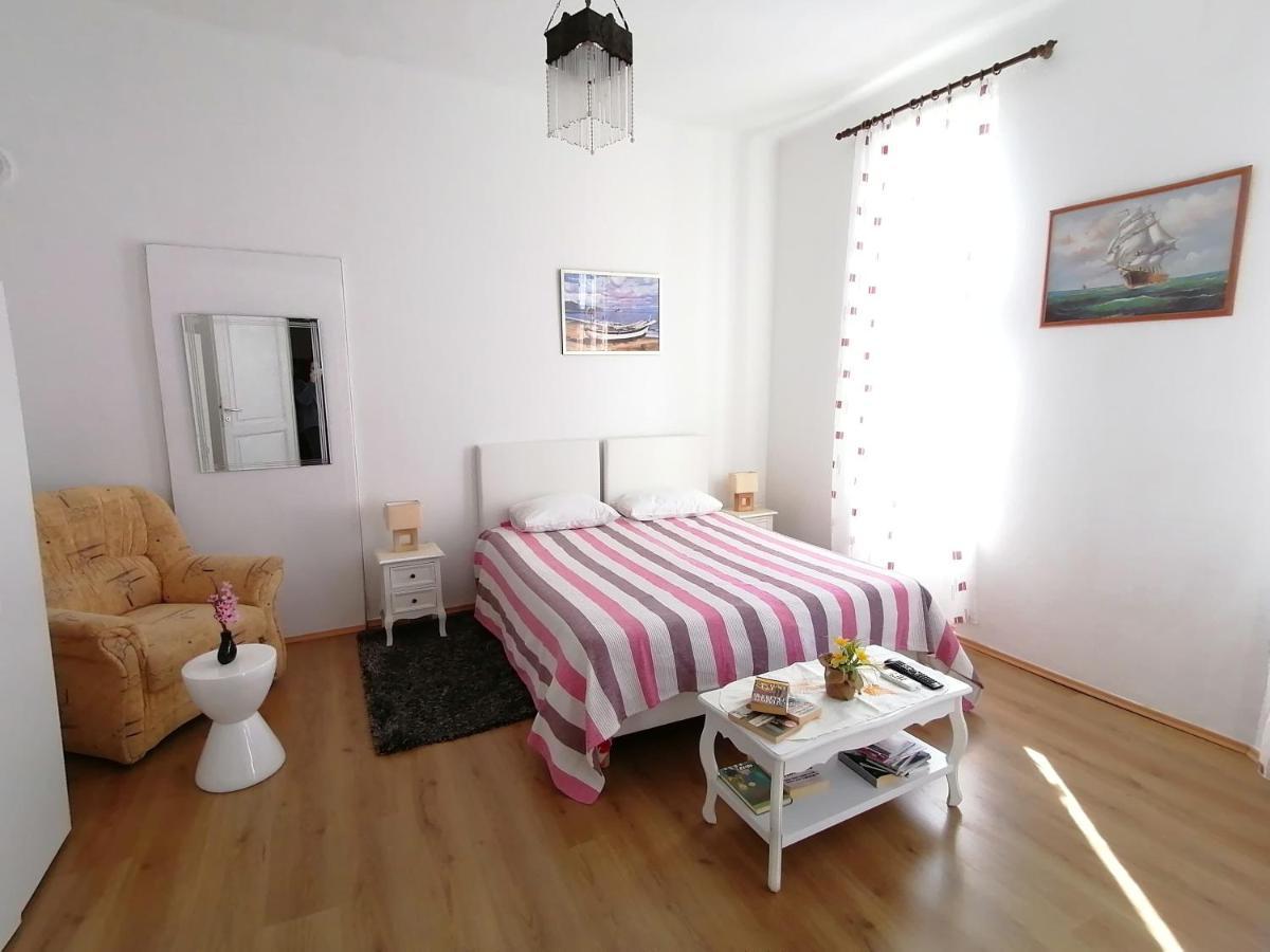 Two-bedrooms With Balcony And Sea View,near Old Town